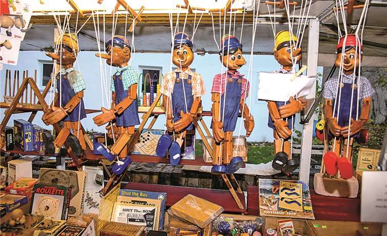 Auch Holzspielzeug befand sich unter dem vielfältigen Angebot des Weihnachtsmarktes.