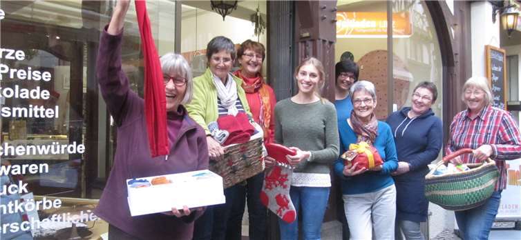 Auch Inventur ist ein Thema im Weltladen. Organisiert von Jutta Dietrich hatten sich mehrere Mitarbeiterinnen, die ansonsten im Weltladen ehrenamtlich Ladendienst machen, bereiterklärt, vor Ablauf des alten Jahres die vorhandenen Warenbestände zu erfassen. Zur Stärkung gab es fair gehandelten Kaffee, lecker belegte Brötchen und Kuchen.Weltladen Linz