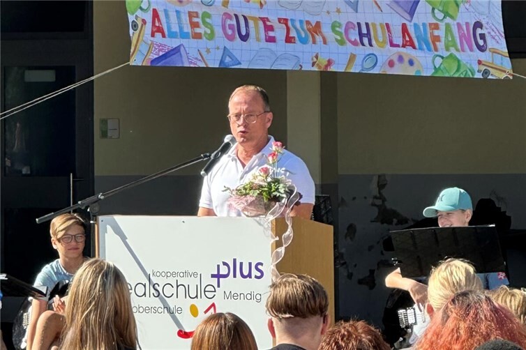 Auch Jörg Lempertz, Bürgermeister Verbandsgemeinde Mendig, begrüßte die neuen Fünftklässlerinnen und Fünftklässler der Realschule plus mit Fachoberschule. 