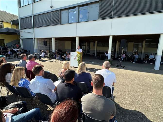 Auch Jörg Lempertz, Bürgermeister Verbandsgemeinde Mendig, begrüßte die neuen Fünftklässlerinnen und Fünftklässler der Realschule plus mit Fachoberschule.  Foto: Stefan Pauly/VG-Verwaltung Mendig