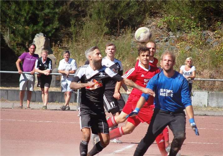 Auch John Rausch (links) fand in Torhüter Daniel Erbse seinen Meister.