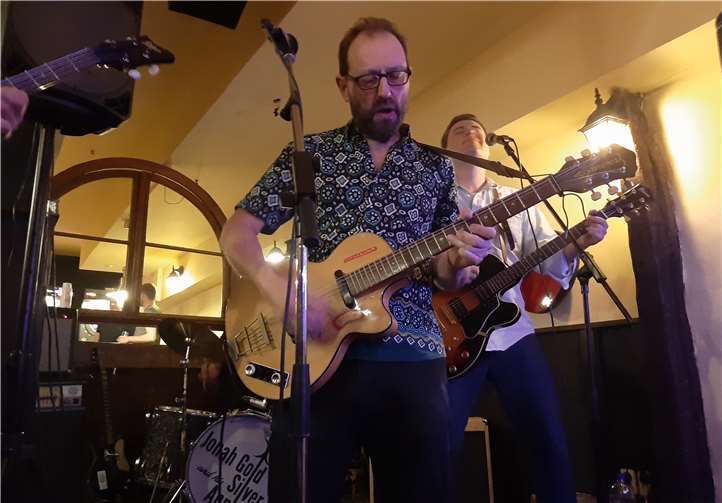 Auch Jonah Gold and the Silver Applewaren bei der Vernissage als Musik Act dabei.