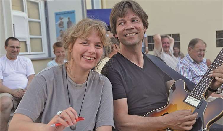 Auch Journalistin Andrea Simons freute sich über die Aufmerksamkeit, die Stargitarrist Gregor Hilden ihr widmete. AB