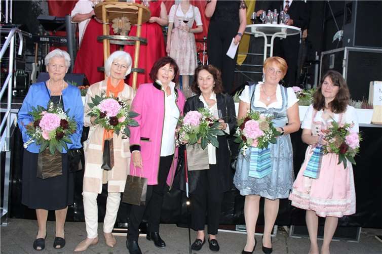 Auch Jubilar-Weinköniginnen wurden geehrt, darunter Agathe Linden geb. Lösch (60 Jahre), Brigitte Appel geb. Mies (50, mit Prinzessin Hede Gräfin von Schweinitz und Kauder, Freifrau von Krain geb. Hedwig Hörsch), Silke Rosenthal (25 Jahre, mit Prinzessinnen Melanie Appl geb. Stahl und Pia Wendling geb. Knieps), Ingried Gies geb. Kurth (vor 50 Jahren Deutsche Weinkönigin).