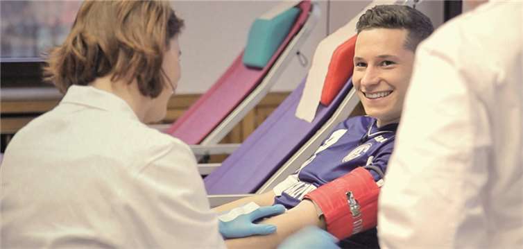 Auch Julian Draxler gehört zu den Unterstützern von regelmäßigen Blutspenden. DRK