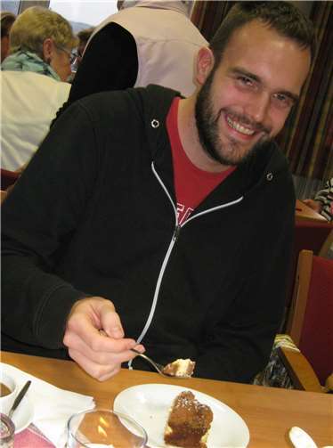 Auch Kaplan Dominic Lück ließ sich den Kuchen schmecken. Foto: privat