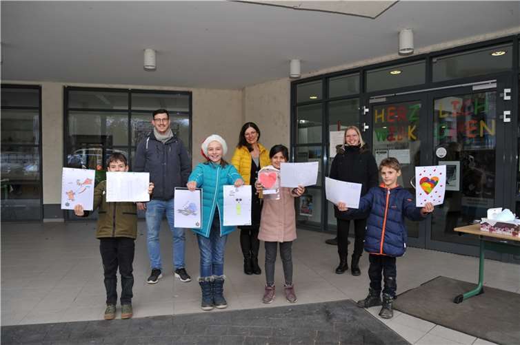 Auch Kinder der Grundschule Hasenfänger haben sich an der „Gute Nachrichten-Aktion“ beteiligt. Darüber freuen sich Schulsozialarbeiter Christian Hamm (links), Lisa Scharrenbach vom Haus der Familie (rechts) und Sabine Prüstel von der Familienbildungsstätte.Foto: Stadt Andernach/Maurer