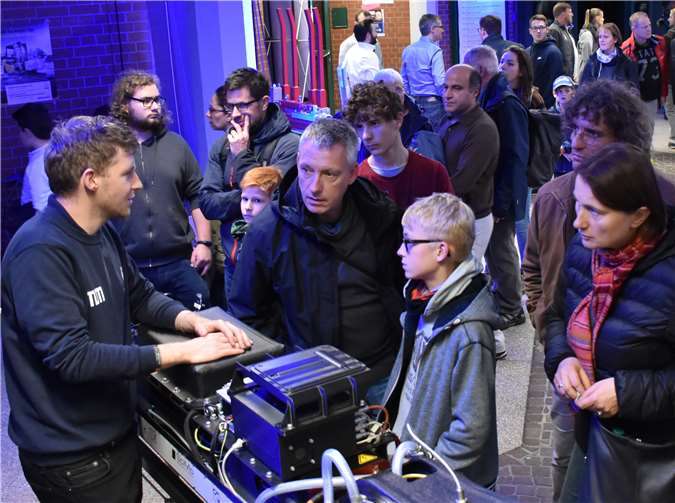 Auch Kinder und Jugendliche hörten sich interessiert die Erklärungen zur Technik an.