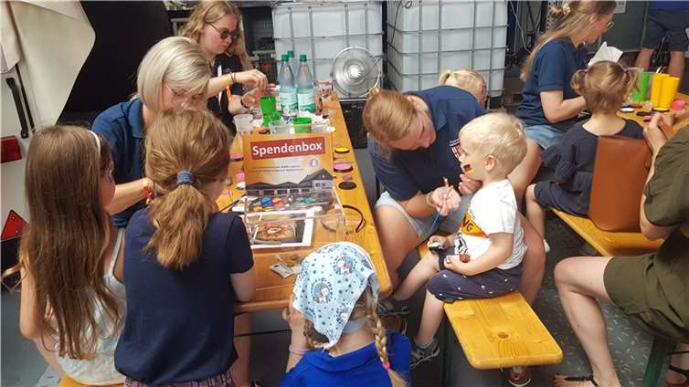 Auch Kinderschminken wurde für die jüngsten angeboten.