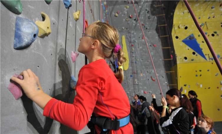 Auch Kletterkurse gehören zum Angebot des Herbst-Ferienprogramms. Jetzt können sich alle interessierten Kinder und Jugendliche anmelden.  Stadt Andernach/Maurer