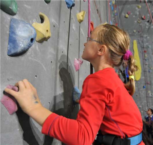 Auch Kletterkurse gehören zum Angebot des Sommer-Ferienprogramms. Stadt Andernach/Maurer