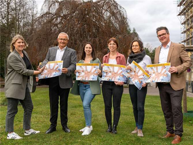 Auch Kreisjugendpflegerin Simone Höhner, Landrat Achim Hallerbach, Nicole Bauer (Kreisjugendpflege), Hannah Lehmann und Sylvia Doherr vom Kinder- und Jugendbüro der Stadt Neuwied sowie Bürgermeister Peter Jung (von links) freuen sich, dass der neue Freizeitplaner 2025 bald online gehen kann.  Foto: Martin Boden / Kreisverwaltung Neuwied.
