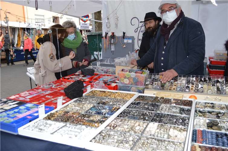 Auch Kurzwaren wie Knöpfe waren sehr gefragt.  Fotos: AB