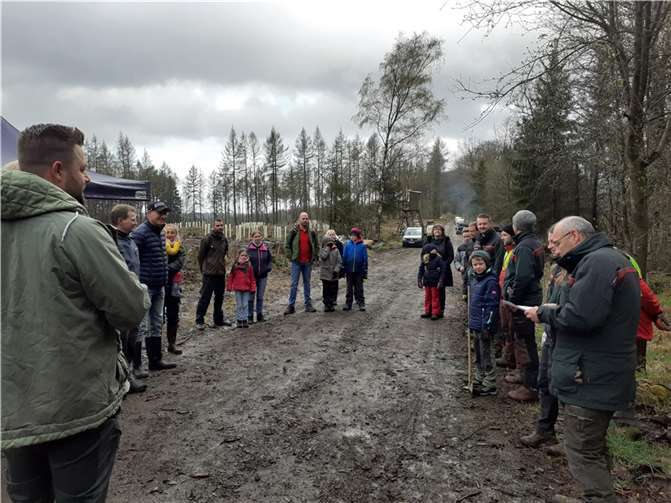 Auch Lahnsteins OB Lennart Siefert (l.) pflanzte einen Baum.  Foto: Willi Bausch-Weis