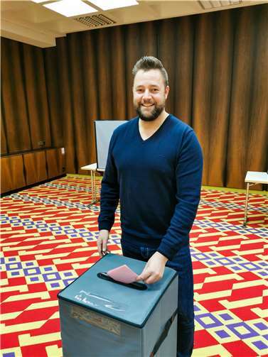 Auch Lahnsteins Oberbürgermeister Lennart Siefert macht selbstverständlich von seinem Wahlrecht Gebrauch.  Foto: Eva Dreiser,Stadtverwaltung Lahnstein