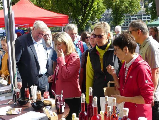 Auch Landrätin Anke Beilstein und Stadtbürgermeister Walter Schmitz gingen beim Markt auf Verkostungstour.