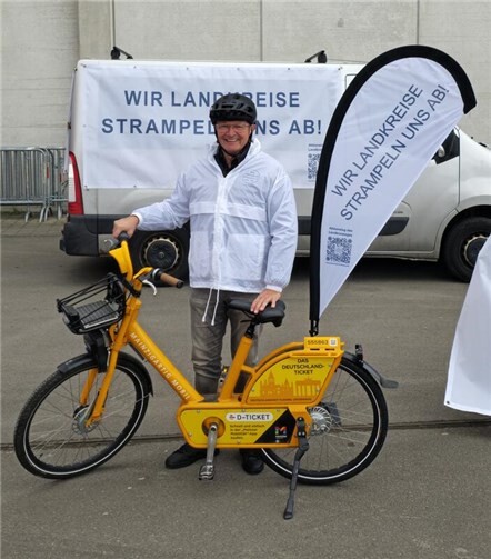 Auch Landrat Achim Hallerbach beteiligte sich an der gemeinsamen Fahrradaktion durch die Landeshauptstadt Mainz. Mit der Aktion wollten am Freitag alle 24 Landrätinnen und Landräte in Rheinland-Pfalz auf die angespannte Lage der Landkreise aufmerksam machen.