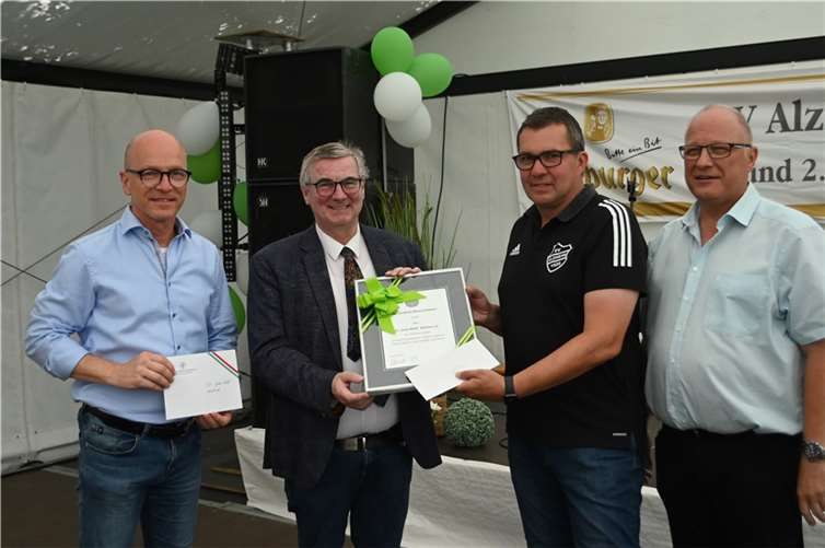 Auch Landrat Dr. Alexander Saftig (Zweiter von links), der Mayener Oberbürgermeister Dirk Meid (links) und der Alzheimer Ortsvorsteher Lothar Geisen (rechts) hatten Geschenke für den SV-Vorsitzenden Schapour Dadsetan mitgebracht.