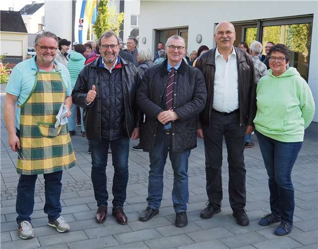 Auch Landrat Dr. Alexander Saftig war ein gern gesehener Gast beim Grillabend. (v. l.) der 1. Beigeordnete Martin Winninger, Robert Sturm (Bayerischer Ortsbürgermeister), Dr. Alexander Saftig, Werner Spitzley, Ortsbürgermeister aus der Eifel und die Beigeornete Anne Krämer Wendel.