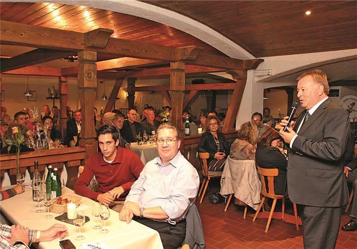 Auch Landrat Dr. Jürgen Pföhler gratulierte zum Auftritt von Julia Migend im Finale zur Wahl der Deutschen Weinkönigin.