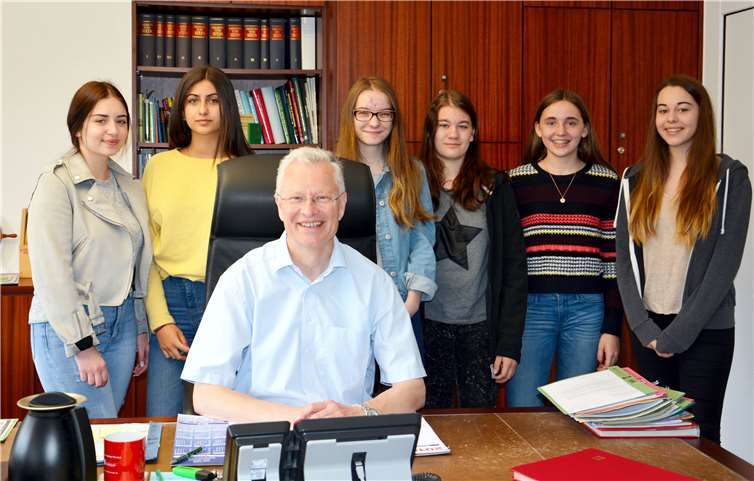 Auch Landrat Frank Puchtler ließ es sich nehmen, den neugierigen jungen Leuten seinen Arbeitsplatz in der Kreisverwaltung zu zeigen. Uwe Rindsfüßer