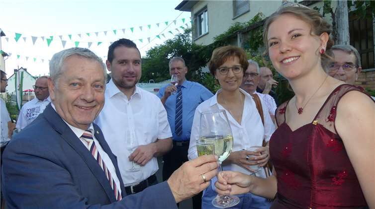 Auch Landrat Manfred Schnur ließ sich mit der gastgebenden Weinkönigin ein Gläschen munden.