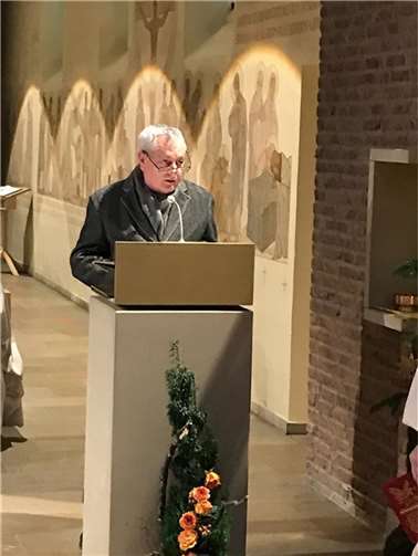 Michael Wilhelm ist neuer leitender Pfarrer Auch Landrat Manfred Schnur überbringt als Moselaner die Glückwünsche an den neuen leitenden Pfarrer Michael Wilhelm in die Eifel.Foto: Dirk Lescher