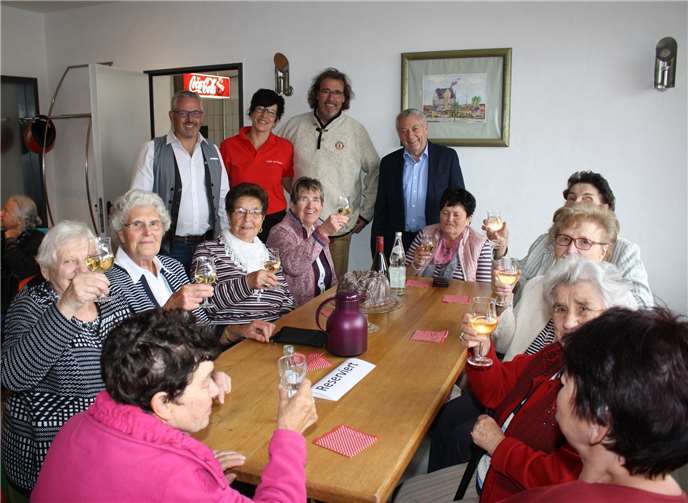 Auch Landrat Manfred Schnur und Bürgermeister Albert Jung mischten sich bei der Neueröffnung unter die erfreuten Gäste. TE