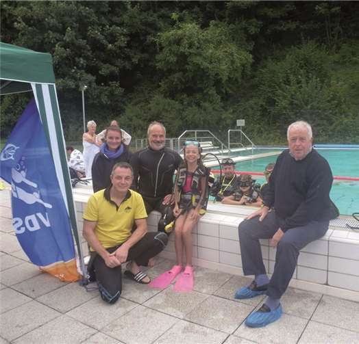 Auch Landtagsabgeordneter Guido Ernst (r.) machte sich als Vorsitzender der SG Bad Breisig beim Familientag der Römer Termen ein Bild vom Angebot seines Vereines. Privat