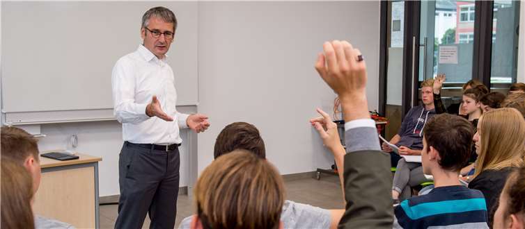 Auch Landtagspräsident Hendrik Hering wird am Schulbesuchstag in verschiedenen Schulen zu Gast sein. Foto: Landtag Rheinland-Pfalz/Torsten Silz