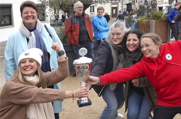 Auch Lehrerinnen und Mütter freuen sich über den Pokal. Foto: Rudolf Weichsel