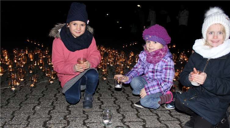 Auch Leni, Annabell und Hannah (von links) vom katholischen Kindergarten St. Elisabeth Hundsangen entzündeten ihren „Stern“ und setzten damit bei der Caritas-Aktion am Pfarrheim in Hundsangen ein Zeichen „Für eine gerechtere Welt!“. Caritas