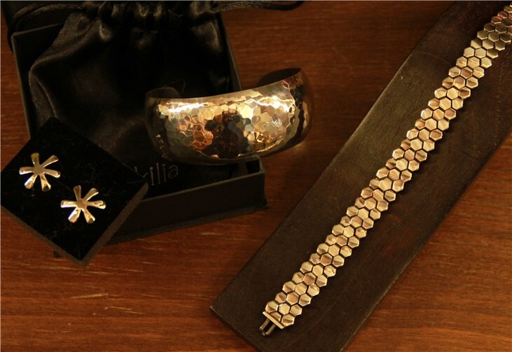 Auch Liebhaber*innen des Besonderen werden bei handgearbeitetem Silberschmuck in höchster Qualität fündig.