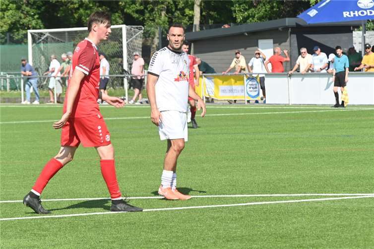 Auch Matthias Wengenroth (rechts) hatte sich den Auftritt sei seinem Ex-Verein sicher anders vorgestellt.  Foto: SK