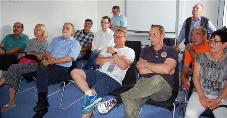 Auch Maximilian Mumm, der Bürgermeister der Verbandsgemeinde Maifeld (vordere Reihe, 2.v.re.) verfolgte die Stichwahl mit Spannung.