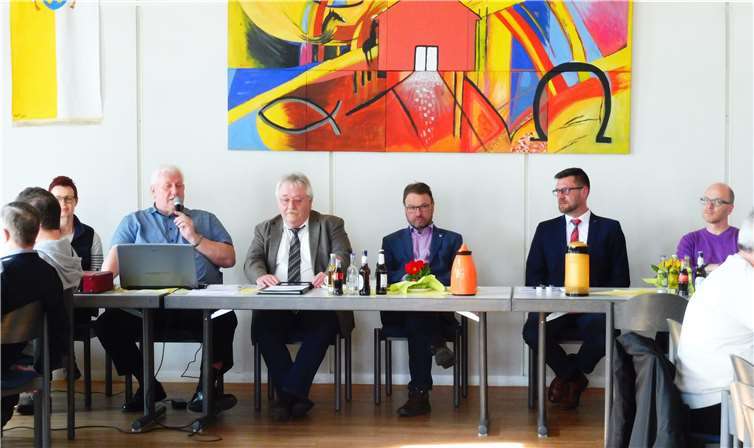 Auch Mayens Oberbürgermeister Wolfgang Treis (Mitte)war gern der Einladung der Siedler gefolgt.  privat