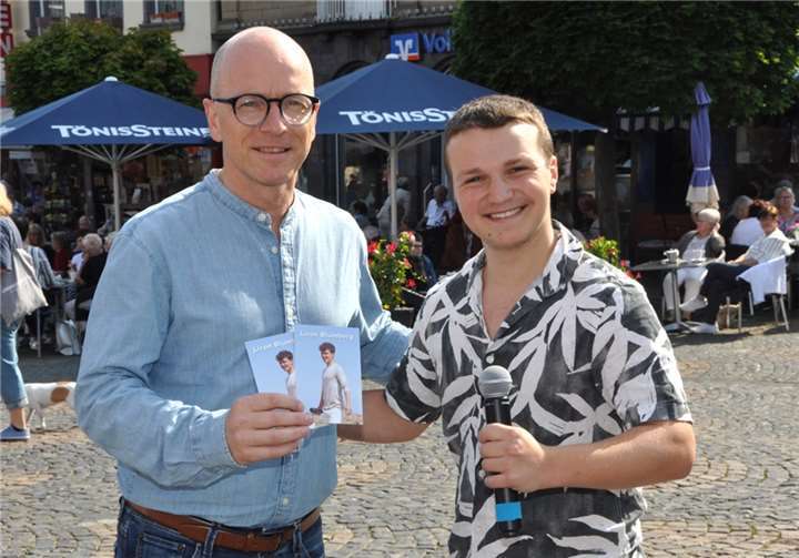 Auch Mayens Stadtchef, Dirk Meid (li.) war von Liron Blumberg überzeugt: „Der Junge war klasse, man wird mit Bestimmtheit noch viel von ihm hören“. Er sprach aber auch seinen Dank an alle Künstler der samstäglichen Aktion für ihren professionellen Einsatz aus. Fotos: BS