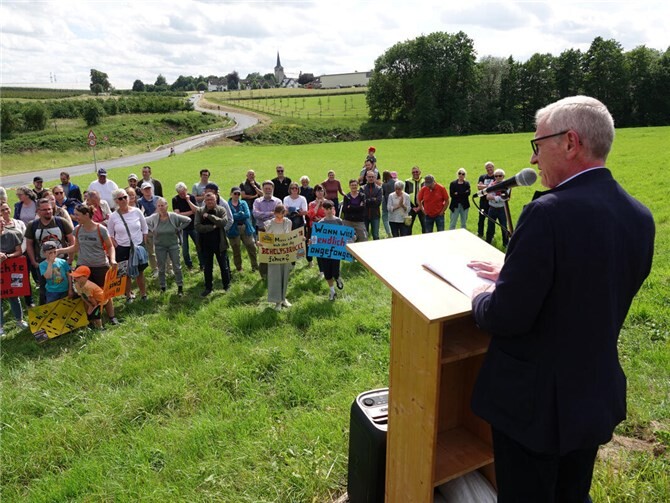 Auch MdL Guido Orthen war nach Birresdorf gekommen.  Fotos: DU