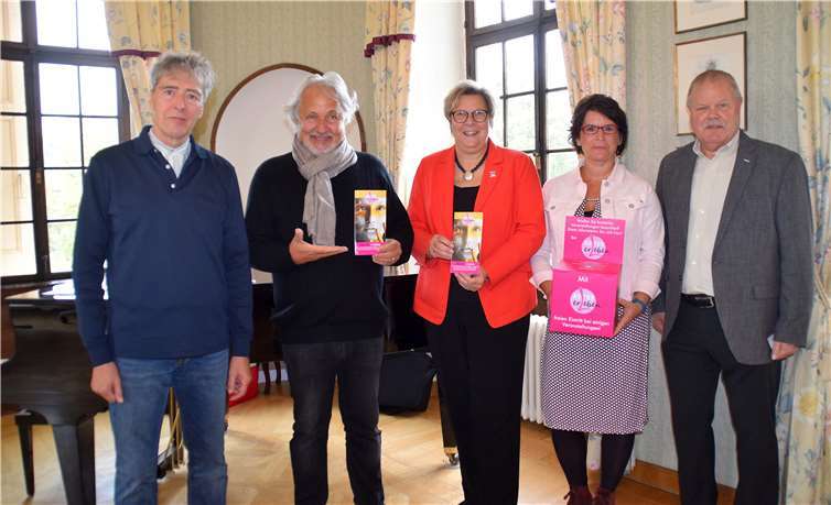 Auch Menschen mit einem kleinen Geldbeutel sollen „KULTUR erLeben“ dürfen. Dafür wirbt eine neue Initiative des Seniorenbüros Swisttals mit (von links): Gerhard Endruschad, Konrad Beikircher, Petra Kalkbrenner, Susanne Fischer und Michael Venhaus.Foto: ESF