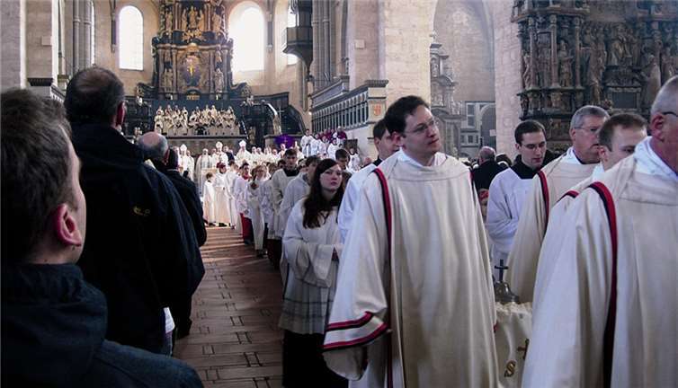 Auch Ministranten aus Oberwinter assistierten bei der Chrisammesse in Trier. privat