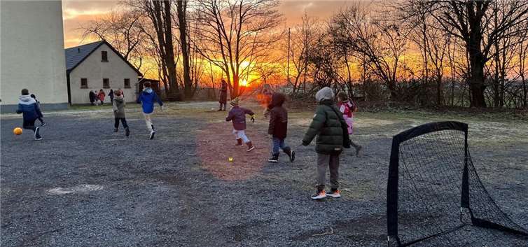 Auch Minusgrade konnten die Kinder bei der Eröffnung des neuen Blocker Kindertreffs nicht davon abhalten, sich beim Fußball und bei Gruppenspielen aktiv zu betätigen.  Foto: Esther Bitterling-Jungbluth