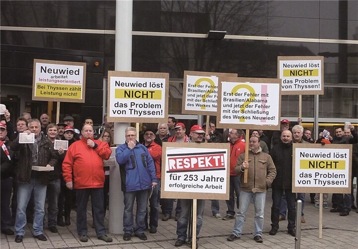 Auch Mitarbeiter von Rasselstein Neuwied hatten sich nach Köln zur Aktionärsversammlung der Eisenhüttenwerke aufgemacht, um die Anteilseigner vor den Plänen des ThyssenKrupp-Konzerns zu warnen. privat