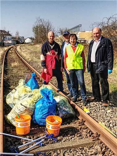 Auch Mitglieder der UWG Rheinbach beteiligten sich an der diesjährigen Müllsammelaktion in Rheinbach: v.li. Albert Wessel, Dieter Huth, Anke Huth, Initiative Rheinbach ohne Plastikmüll und Dr. Michael Samlowski. Quelle: UWG Rheinbach