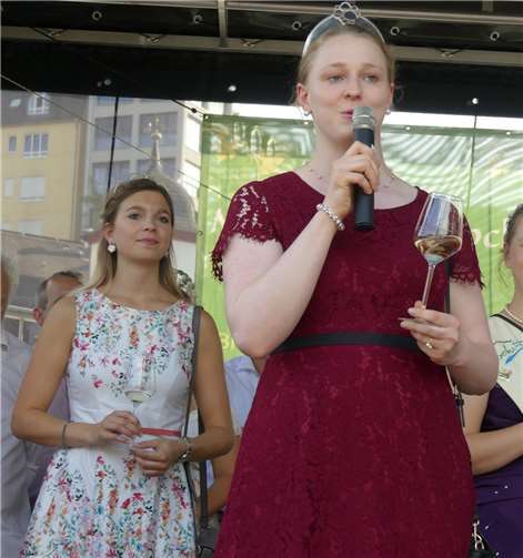 Auch Moselweinkönigin Laura hieß mit Weinprinzessin Denise an ihrer Seite die Weinfreunde in Cochem willkommen.