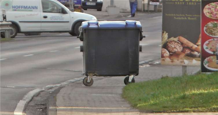 Auch Mülltonnen und Müllcontainer können Barrieren darstellen. privat