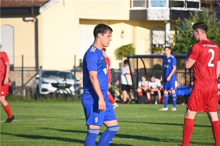 Auch Niclas Lohn, der das Tor zum 1:1 für die SG Maifeld-Elztal vorbereitete, konnte mit dem Punkt gut leben.