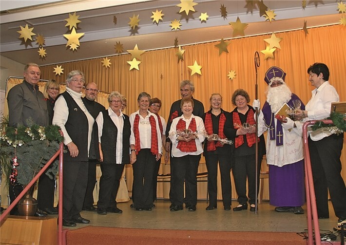 Auch Nikolaus besuchte die Seniorenfeier und brachte seine Gaben mit. privat