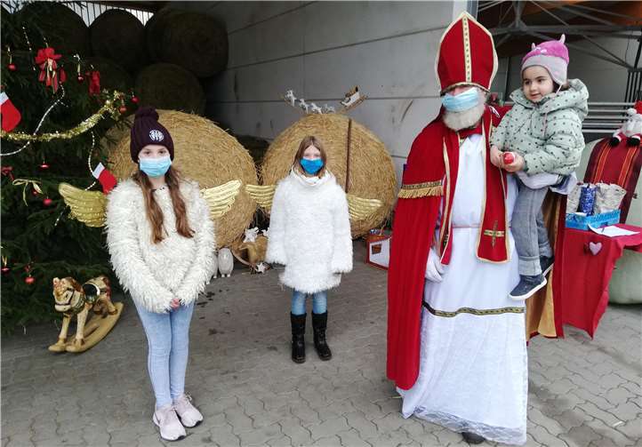 Auch Nikolaus und Engel tragen in diesem Jahr Mundschutz. Fotos: Uwe Lederer