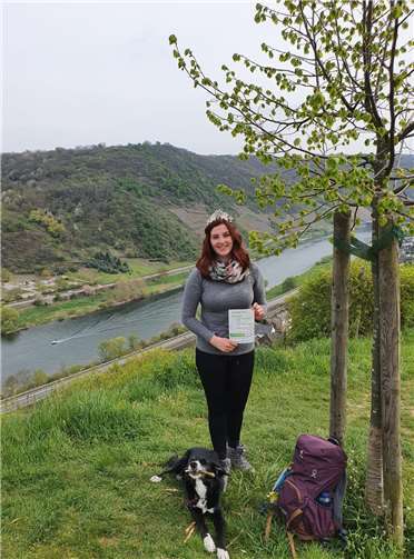 Auch Nina I., Weinkönigin von Lehmen, hat sich dieser Aktion der Bolivienpartnerschaft des Bistums Trier angeschlossen und sich mit ihrem Hund aufgemacht, um Kilometer für Bolivien zu sammeln.Foto: privat