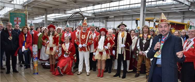Auch Oberbürgermeister David Langner lobteden Bau des Inklusionswagens das Charity Projekt des Tollitätenpaars. Fotos: HEP